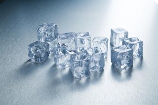 ice cubes 12pcs./bag, plastic     Size: 3x3cm    Color: transparent